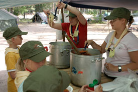 Savukokkailua edellisellä piirileirillä. Ilves13-leirillä homma hoidetaan kylä- eli studiokeittiöissä. Valokuva: Ville Siekkinen