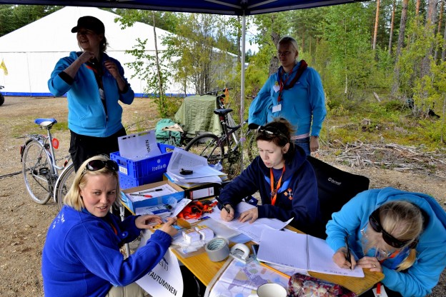 Staabin jäsenet Päivi Jaatinen ja Erika Vakkilainen kävivät katsomassa, kun Ulla Hulkkonen, Retku Laaksonen ja Päivi Salminen kirjaavat raksalle tulleita tekijöitä rekistereihin. (Kuvaaja: Harri Halmejärvi)