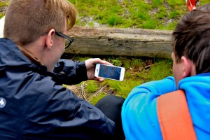 Valokuva: Kännykkä leirillä