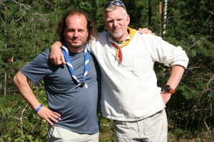 Poppis (vas.) ja Pata ovat kokeneet enemmän kuin mitä suurin osa ihmisistä tulee koko elämänsä aikana kokemaan. Uskoisitko, että miehet ovat aloittaneet partion vasta teini-iässä?