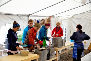 Valokuva: Raksaleirin ruokailu