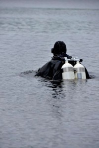 Valokuva: Sukeltaja vedessä