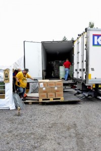 Valokuva: Ruokalastia puretaan rekasta